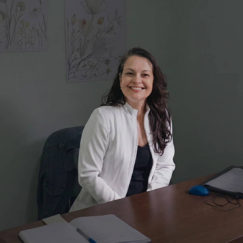 Dra. Laise Barros, dermatologista em Itajubá MG, em atendimento clínico no consultório